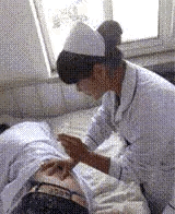 爆笑GIF：碰到实习护士姐姐，快被吓死了