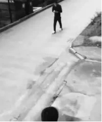 [开心一刻]晚上洗澡时发现忘了带内裤。