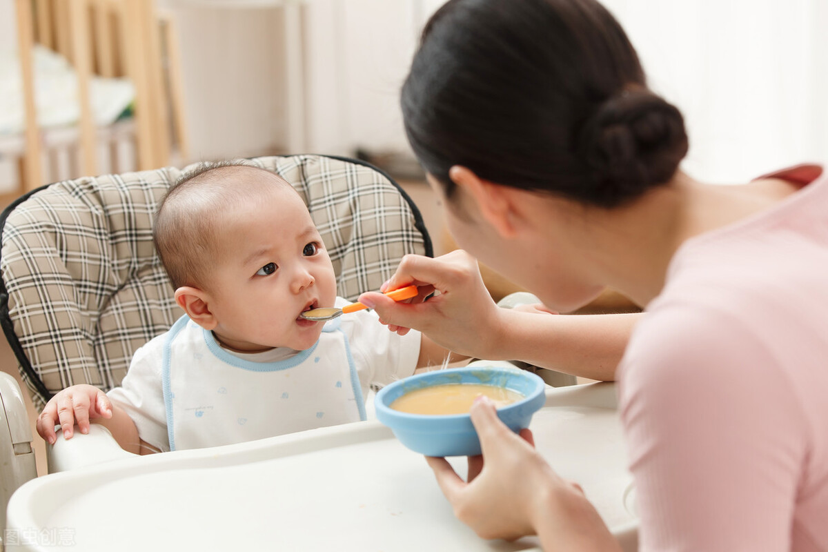 辅食什么时候添加？看了专家的意见后，我决定问问孩子的想法