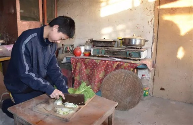 庞众望：父亲患有精神疾病，母亲卧病在床，他高考744分进清华