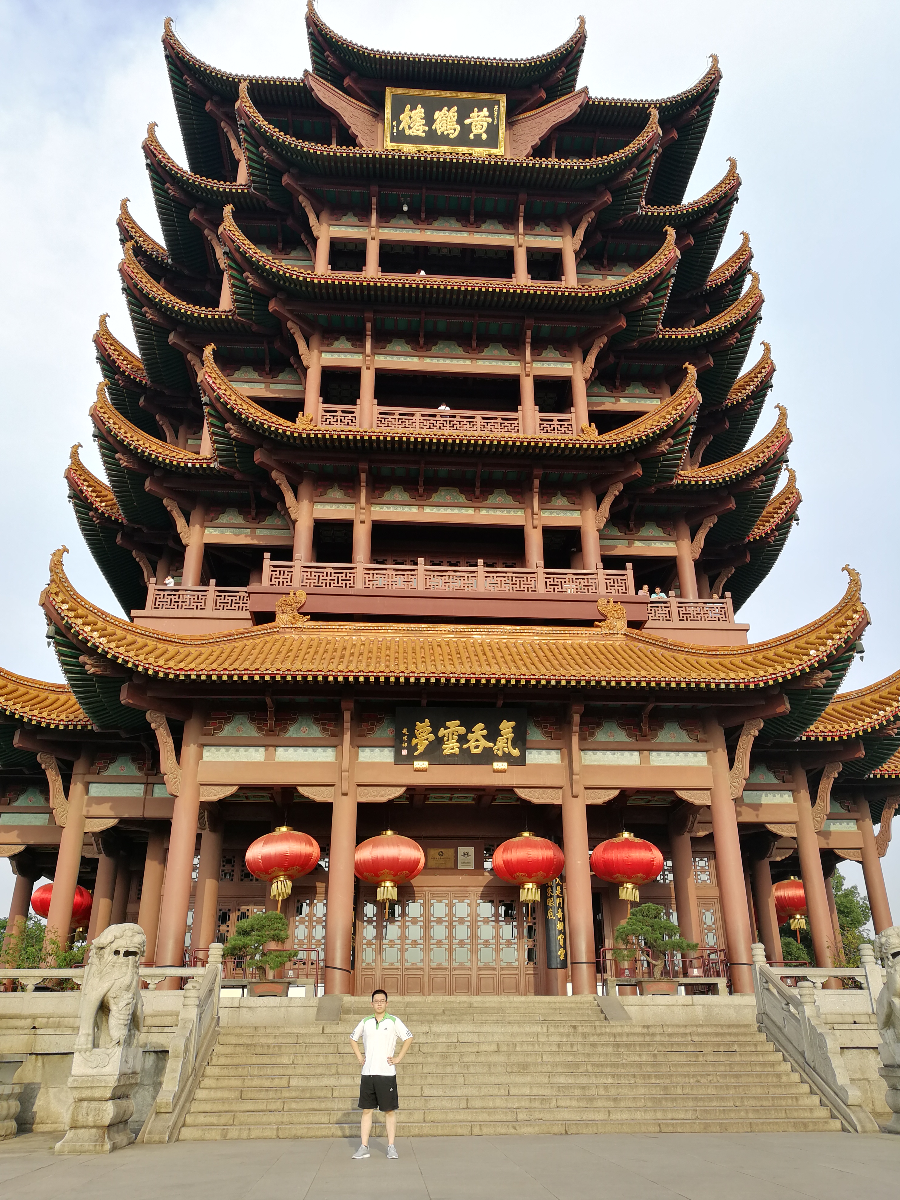 《黄鹤楼》:日暮乡关何处是,烟波江上使人愁