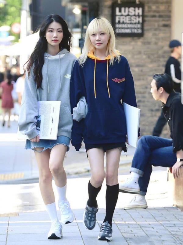 韩国女生的秋季街拍，露腿才是王道，时髦好看就是有点冷