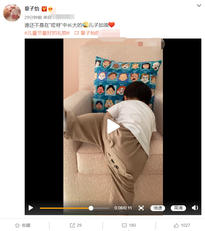 章子怡晒娃萌照：儿子爬沙发萌翻全场