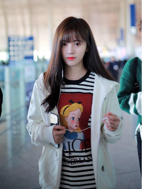 日本足球现役第一人鞠婧祎(鞠婧祎气质清纯可爱,穿"足球袜"配百褶短裙