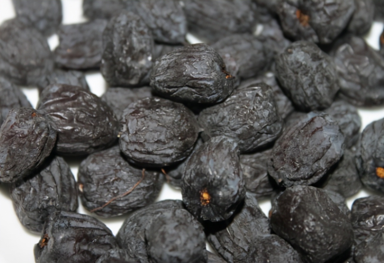 黑枣：柿子的一种，学名叫君迁子，儿时当零食吃，如今十几元一斤