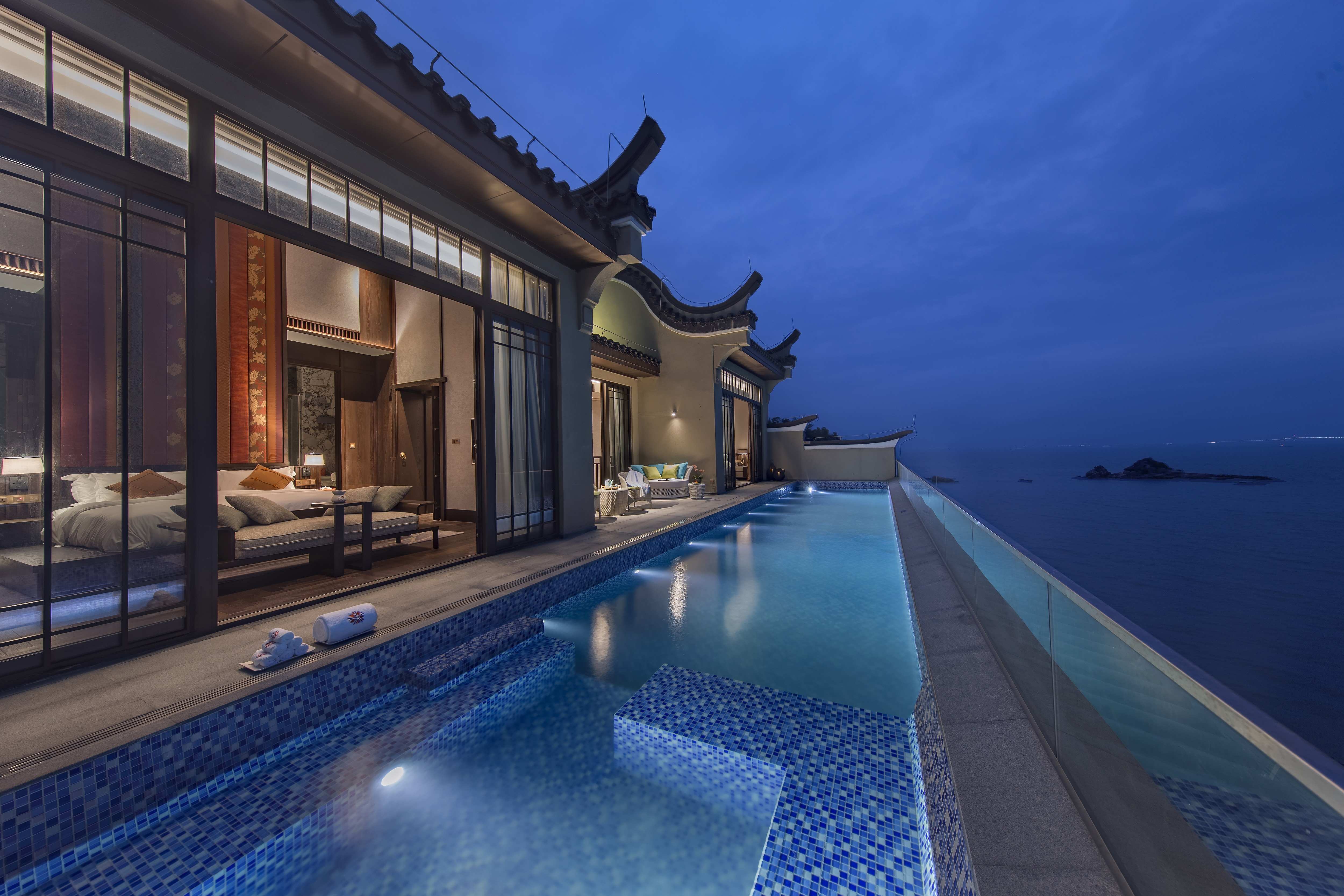 珠海哪里有室内游泳池(珠海原来也有这么浪漫的度假酒店，三面环海，房间还带私家泳池)