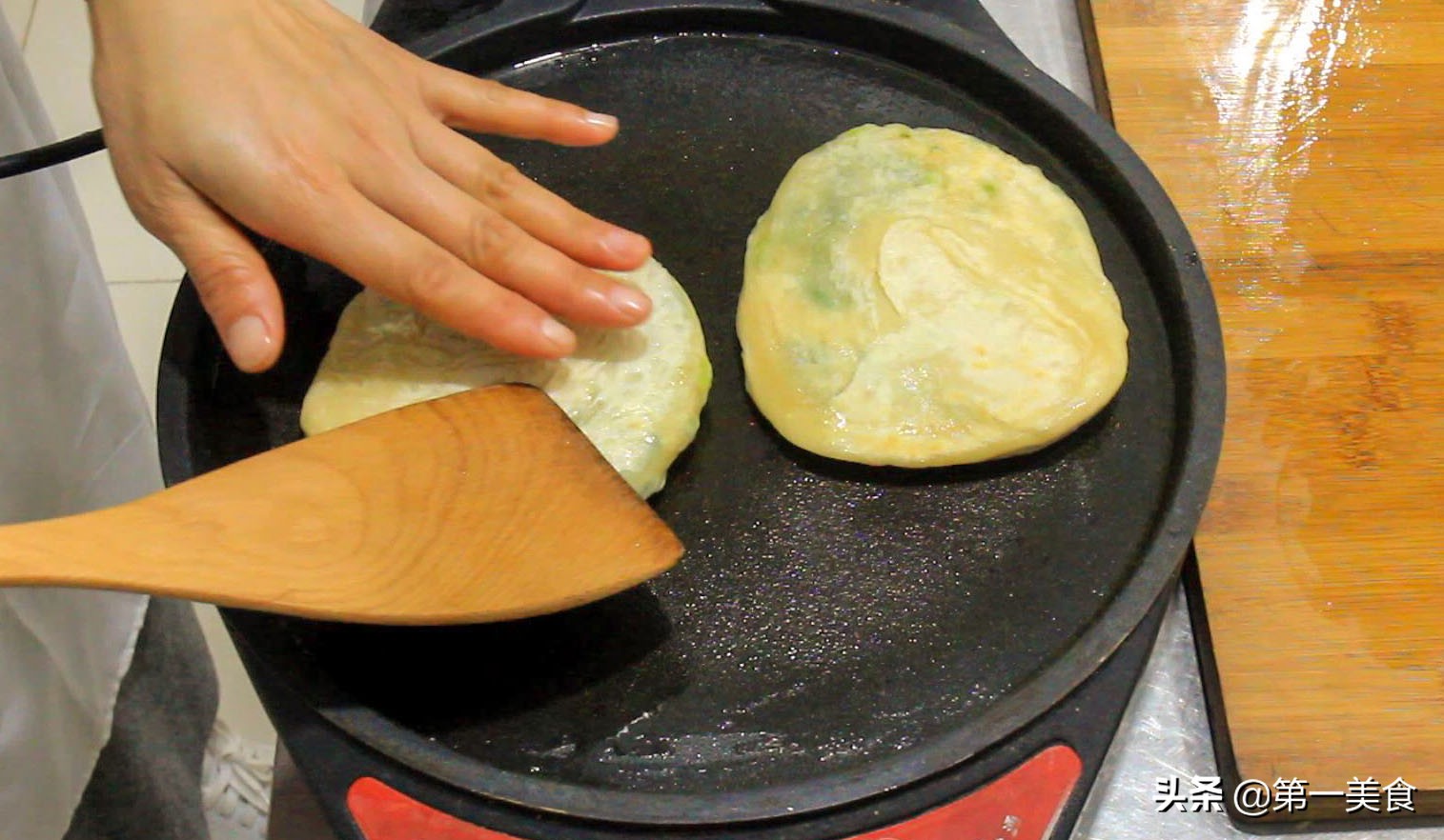 葱花饼怎么做又酥又香又好吃(葱油饼的简单做法，酥脆掉渣，咸香味美，不错的早餐之选)