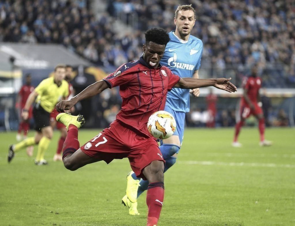 三队也都展现出了对琼阿梅尼的兴趣,如果明夏格巴或者是凯西离队,那么