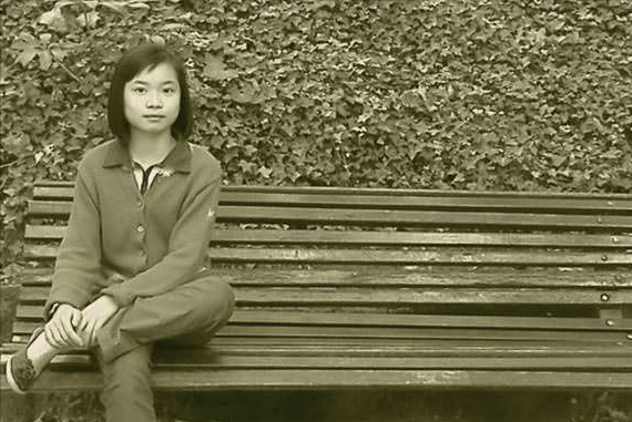 2013年，一名中国女孩在西班牙的一个收养家庭中被杀害，揭开了高知养母的虚假面纱。
