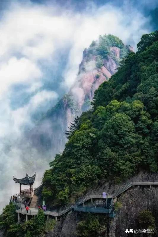 空山新雨后,景色分外娆,竹筏水上行,诗意盎然时,你心动了吗?