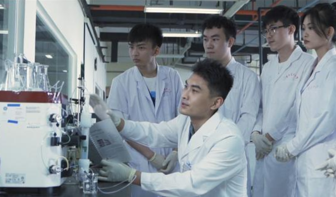 2021年“医学实力”高校排名，上交大挤走北大，占据榜首称王