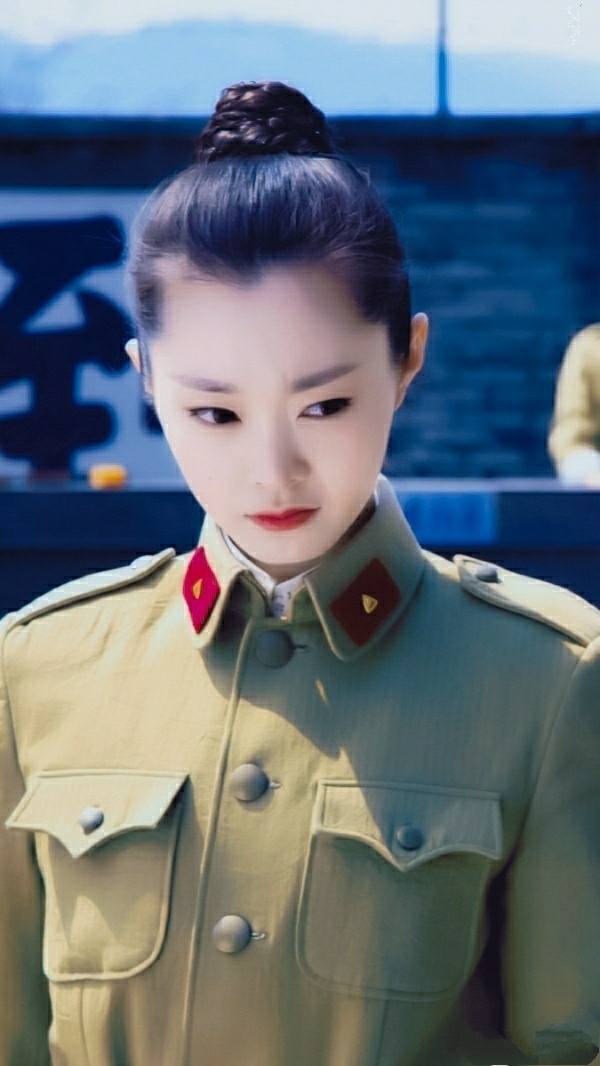 2009年,参演李少红版《红楼梦》正式出道,2015年在《伪装者》中饰演于