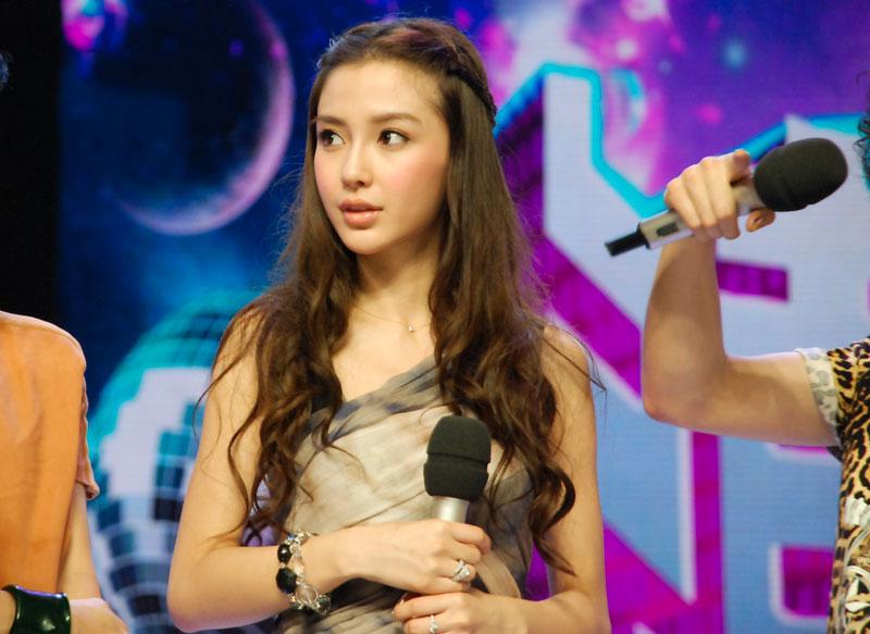 杨颖回应十年前自己很红,遭网友嘲讽靠丈夫,时尚资源飞升惹争议