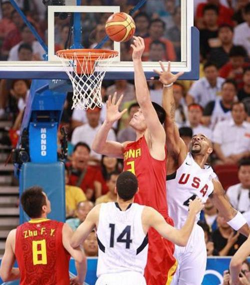 08年中国男篮vs美国队(中国队08年奥运会对阵美国队，姚明拿下13分，科比和老詹是这数据)
