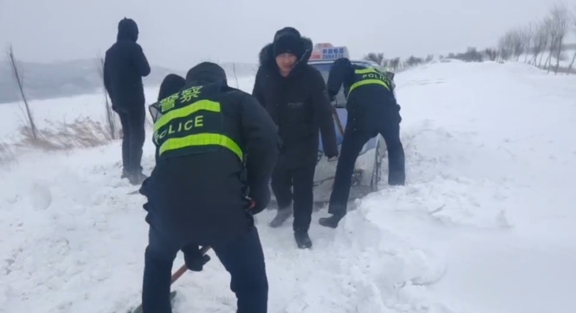 鸡西数十辆车因雪受困4小时，民警徒步两公里救援