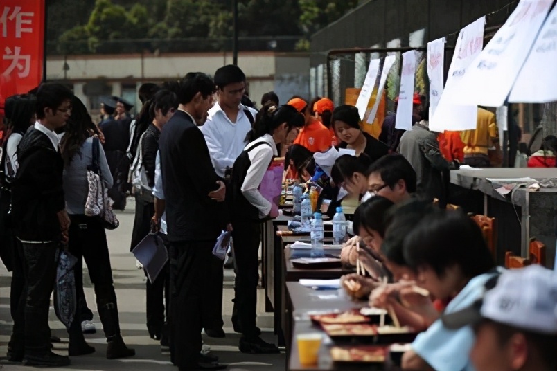 白岩松谈当代大学生现状：越是无知的人，就越觉得自己是超凡的