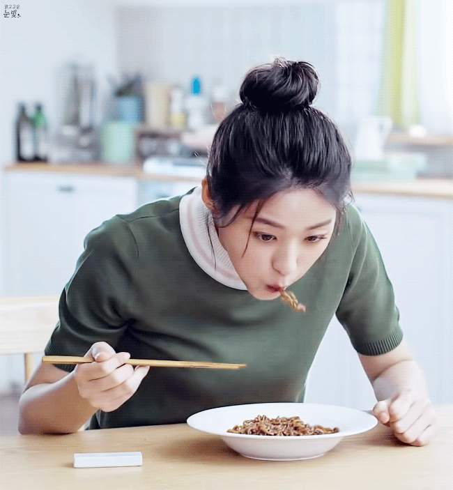 吃了一整年的过期食物，会怎么样？