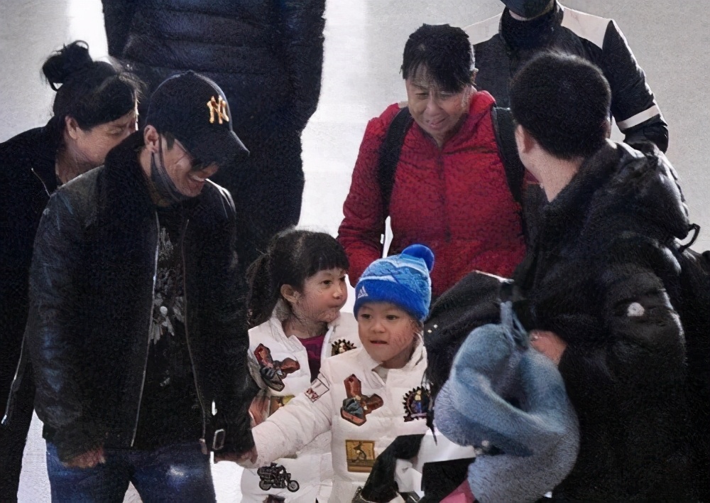 宋小宝的龙凤胎讨人喜欢,完美躲过爸爸的基因,网友:太会长了