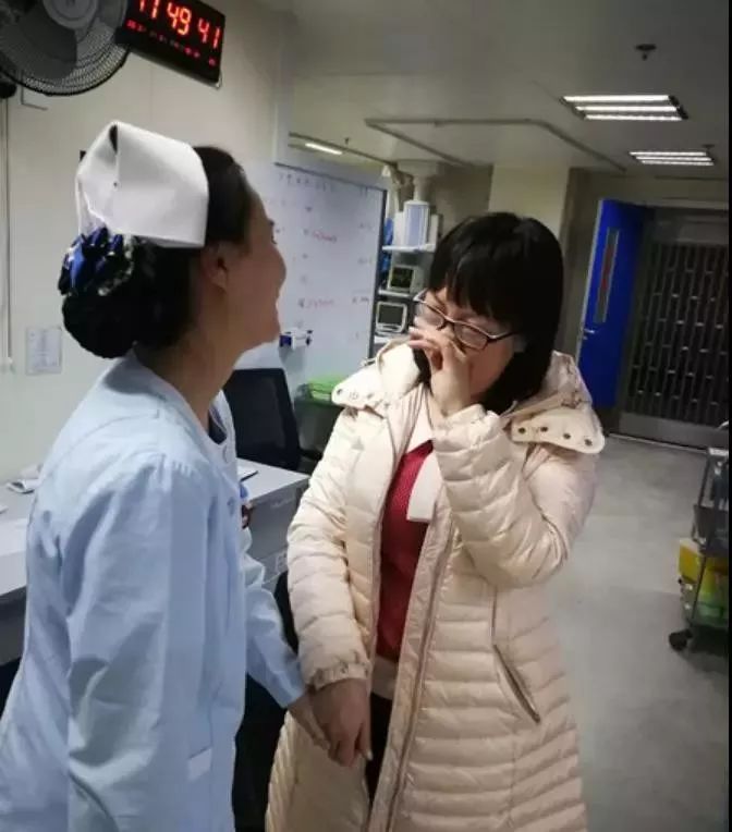 昆明街头救活昏迷少年的白衣小姐姐，原来她的故事也是传奇!