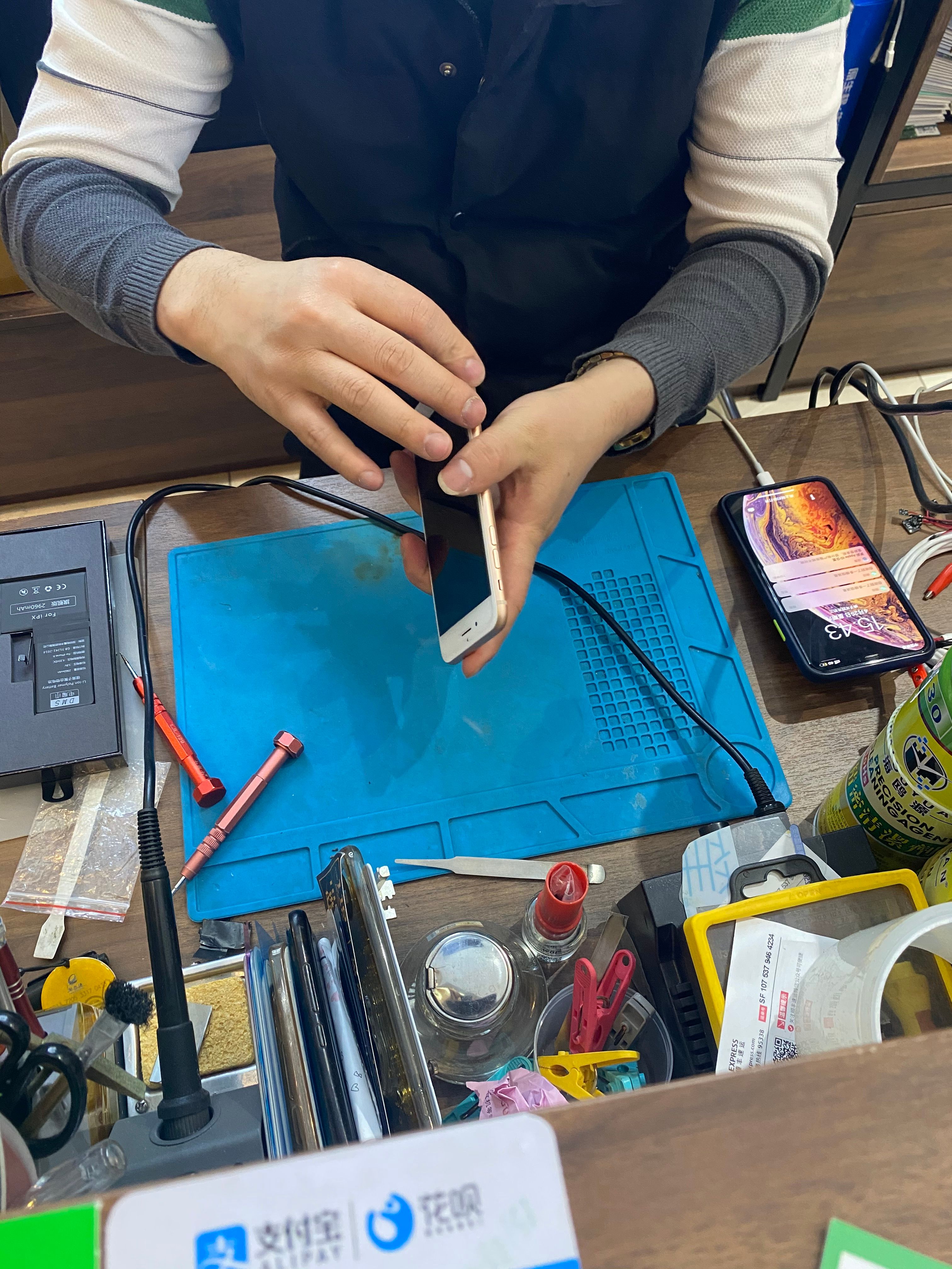 扶起我，iPhone8P还能再战三年，记一次苹果“无痛”换电池之旅