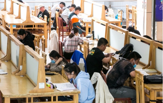 大学生“请假条”走红网络，只用4个字请假，老师却爽快批准