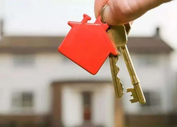 舟山持刀伤人案嫌犯已坠楼死亡丨迎战台风，沈阳停课一天