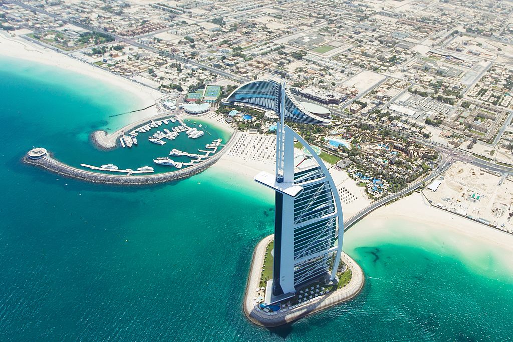 七星级帆船酒店:"阿拉伯塔酒店"是迪拜标志性建筑,因其独特的造型而广