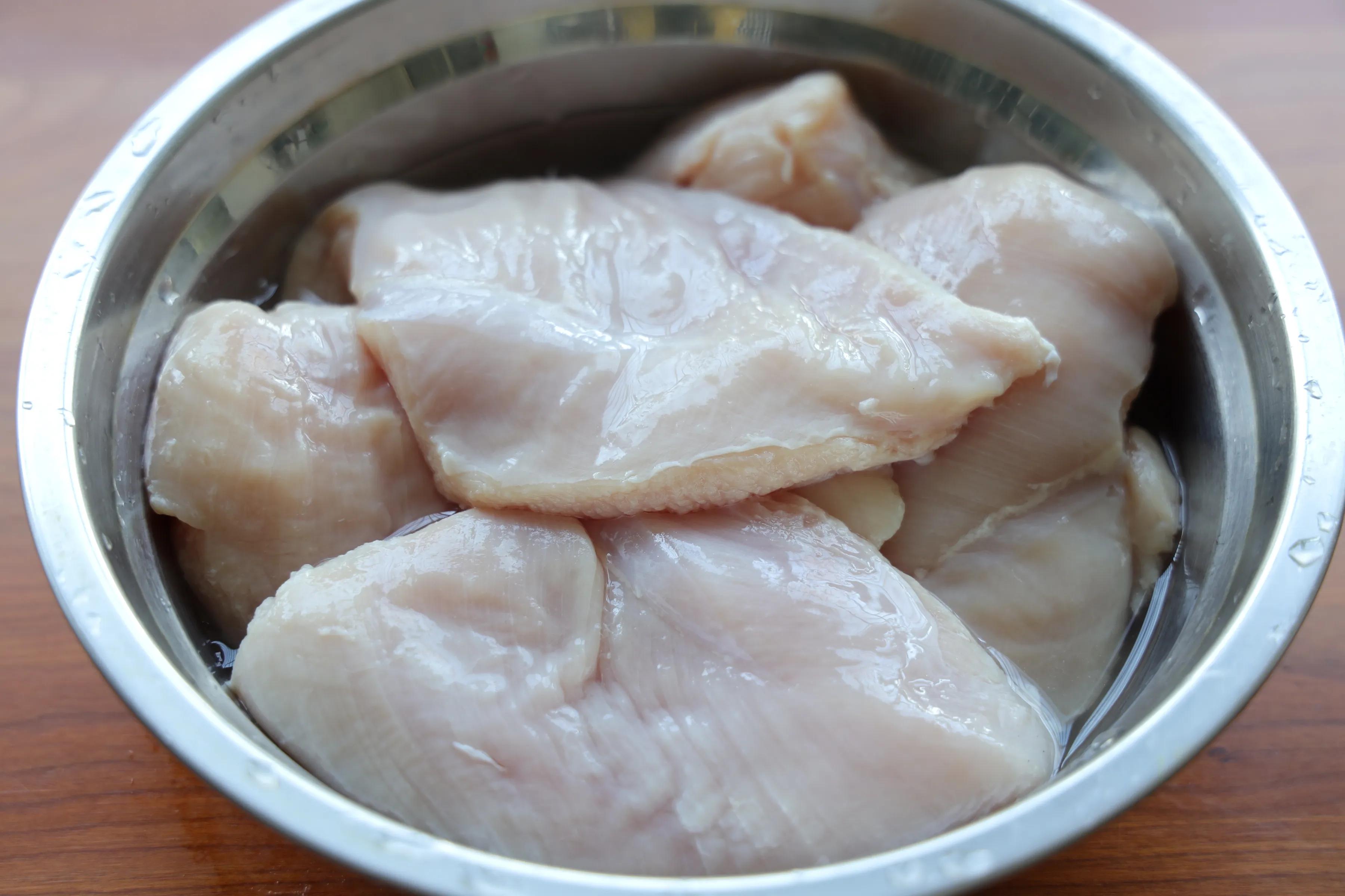 鸡胸肉别水煮，试试做成脆皮肠，低油低脂，煎一煎超级方便又健康