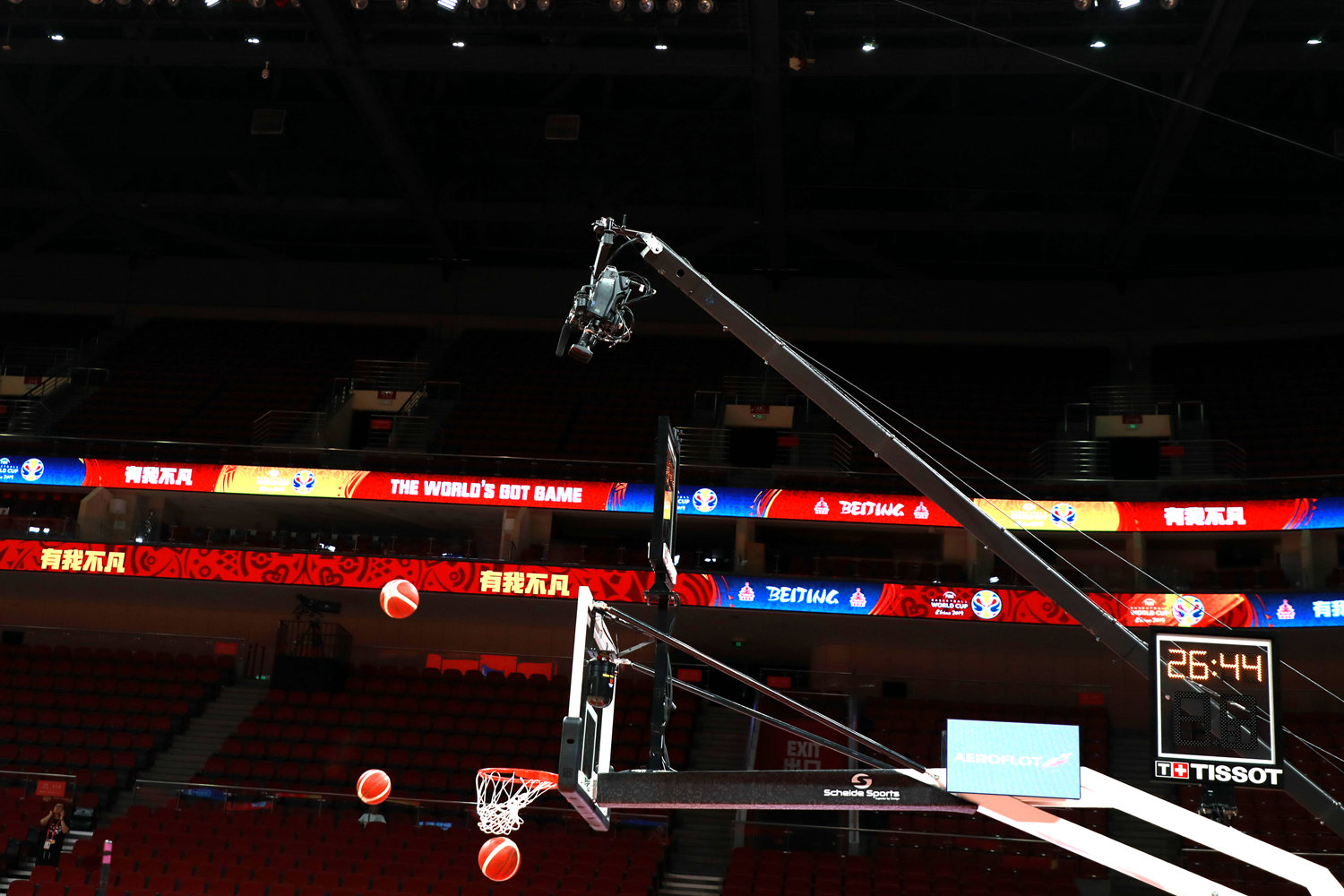 观众席和技术台都重新布置好,空白区域用世界杯宣传海报覆盖,很有主场