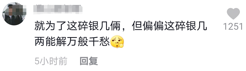 63岁影帝万梓良排场大！获男星当众下跪拜师，用钱打其脑袋引争议