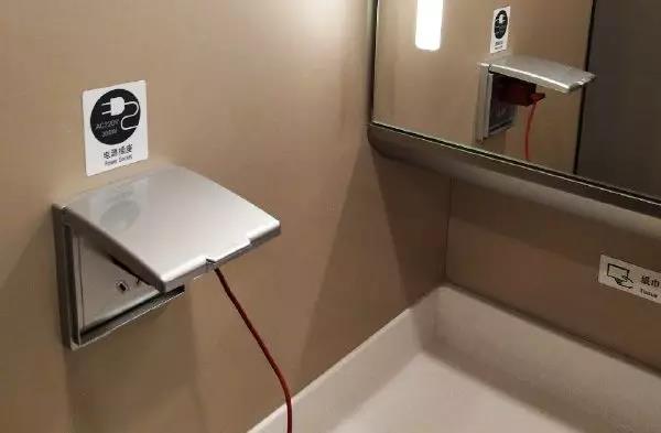 crh2aemu型:01车,04车,05车,08车,水槽旁边有一个电源插座.crh3