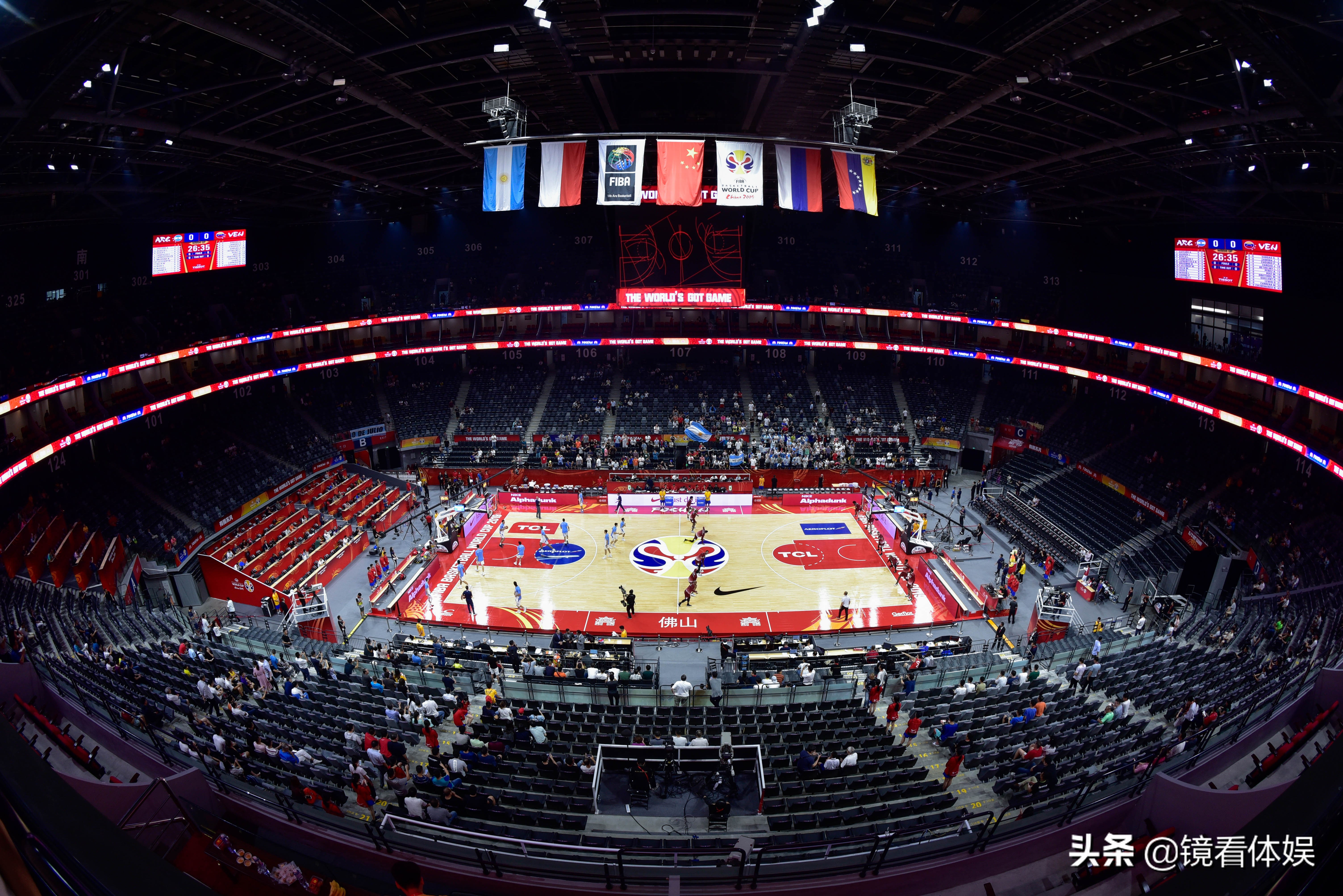 娱)进了比赛场馆,二位意大利小哥坐到了意大利队替补席上方的观众席上