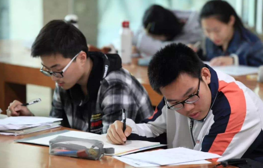 “985废物”现象惹人关注，毕业即失业，高材生何至于此