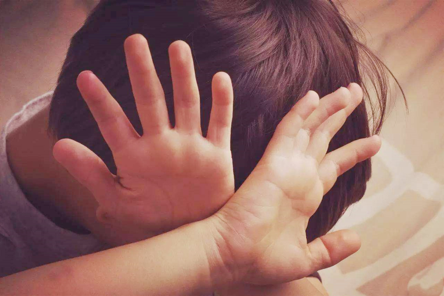 当孩子在学校被欺负时，应该打回去还是忍气吞声，妈妈的话很重要