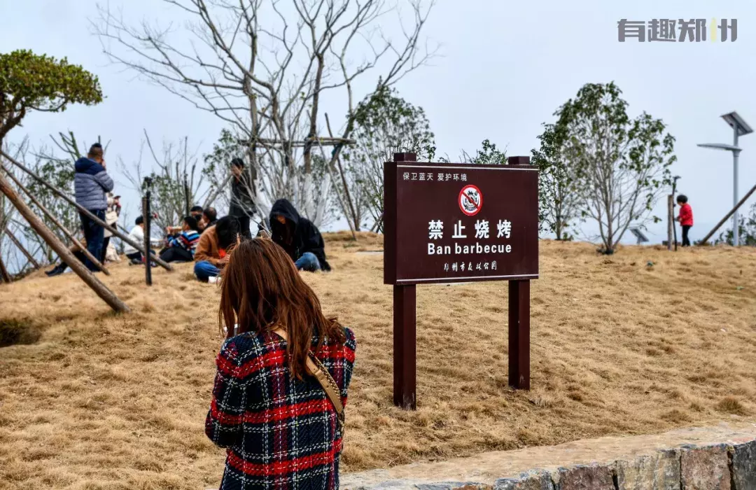 郑东新区烧烤看世界杯(那个能骑马、斗狗、烧烤的土味森林公园，竟成了鸟瞰北龙湖新网红)