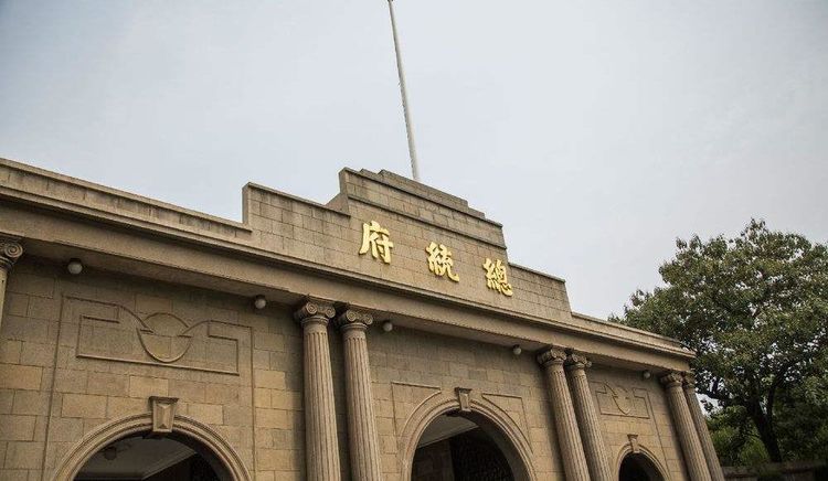 他带10万斤大米赴任,一把扯下总统府国民党旗,后授少将衔