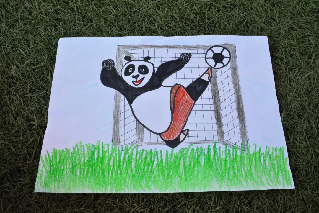 关于足球的绘画作品(学校办了足球活动，河北这个初中生把“内马尔滚”画了出来，真是生动形象)