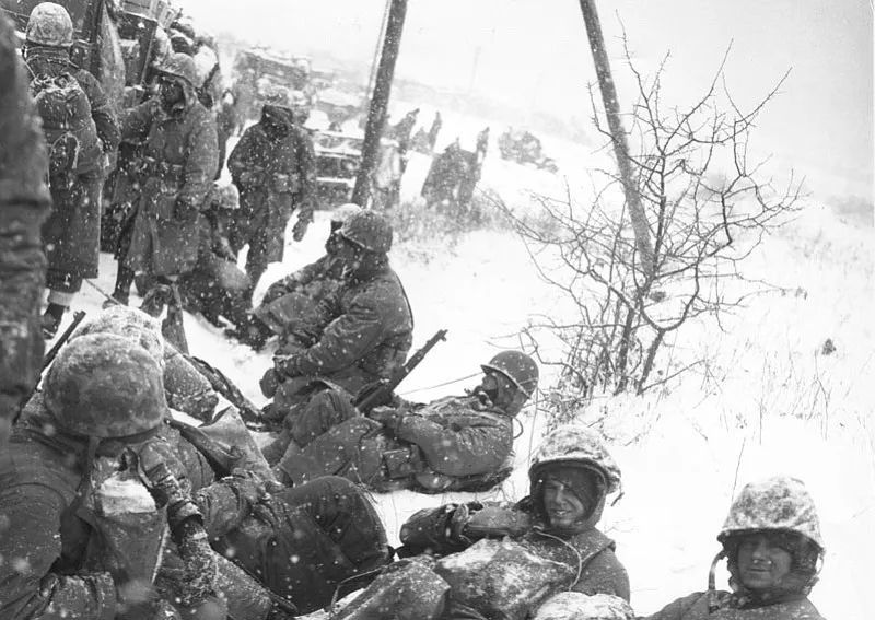 老兵回忆长津湖之战：我揍过日军、，但是跪着缴枪的只有美军
