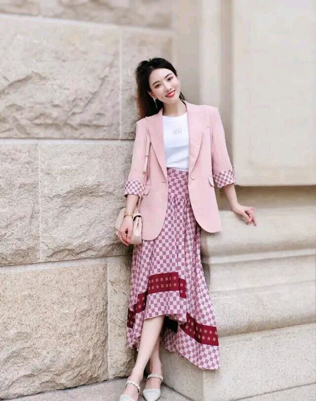 街拍美女：简单的搭配，展示出很时尚优雅的效果，美妙身材曲线