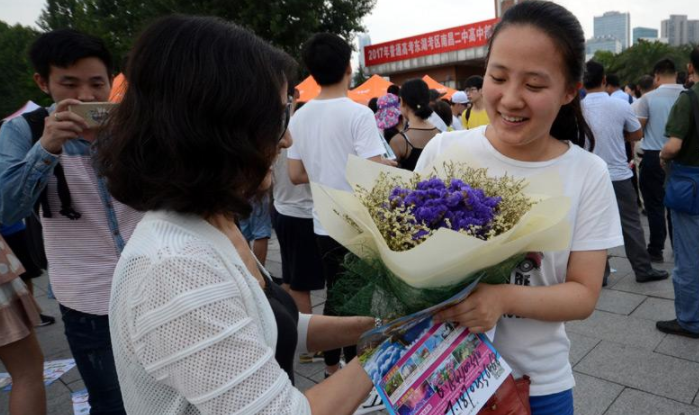 学生中高考当天，家长有必要“全程陪考”吗？聪明家长都这样做