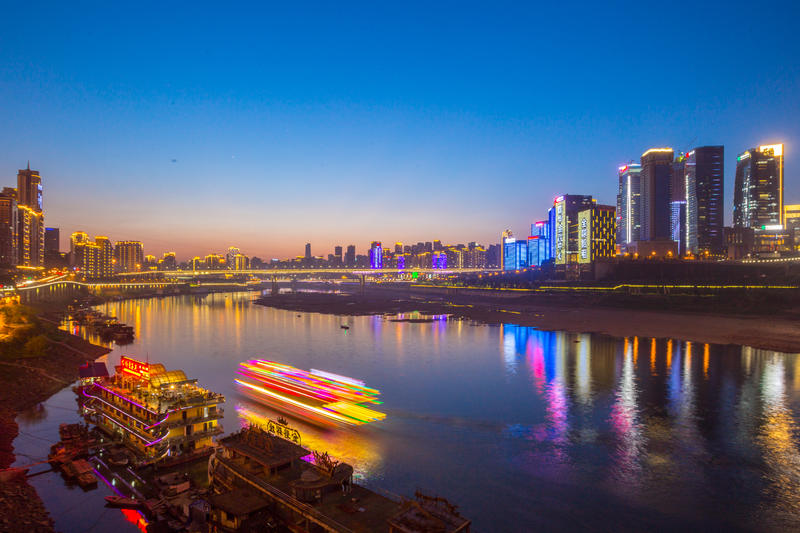 山城重庆，轻轨出行，玩转8D网红城市