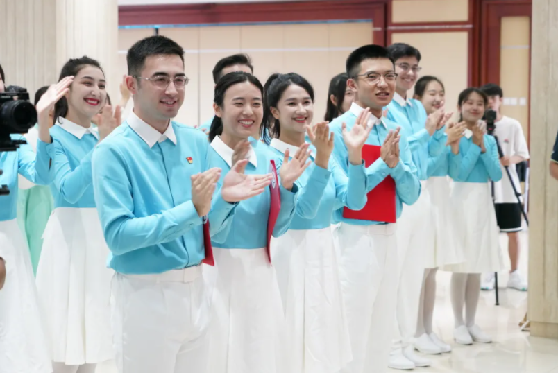 今天，这群大学生在天安门广场为党献上特别祝福！