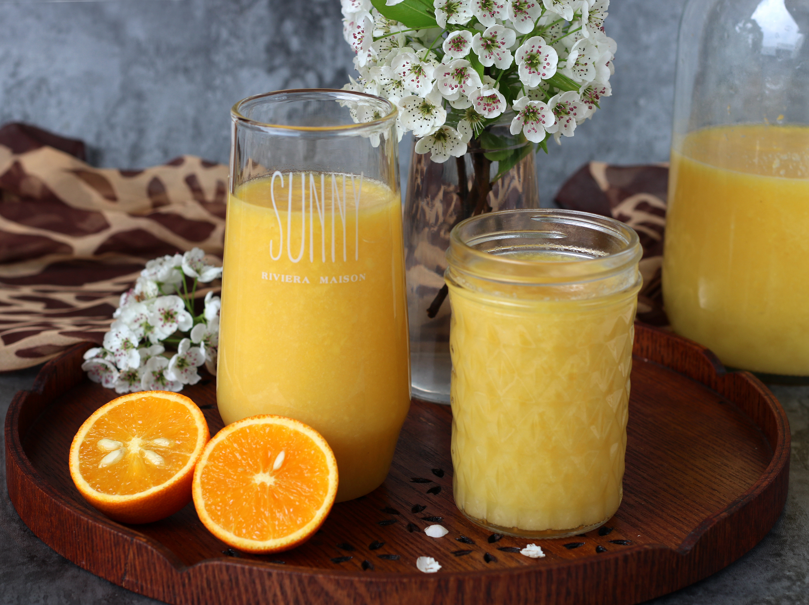 【雪梨橙汁】食材:雪梨 1个,冰糖橙 8个.1.