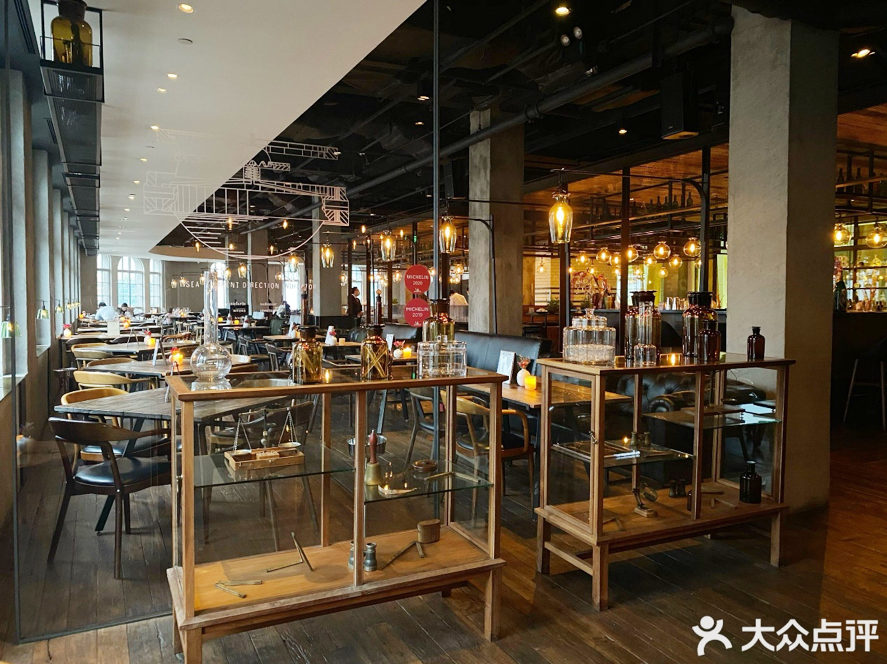 长春这家网红毛坯“厂房”烧烤店，凭什么能让跑男团去打卡撸串？