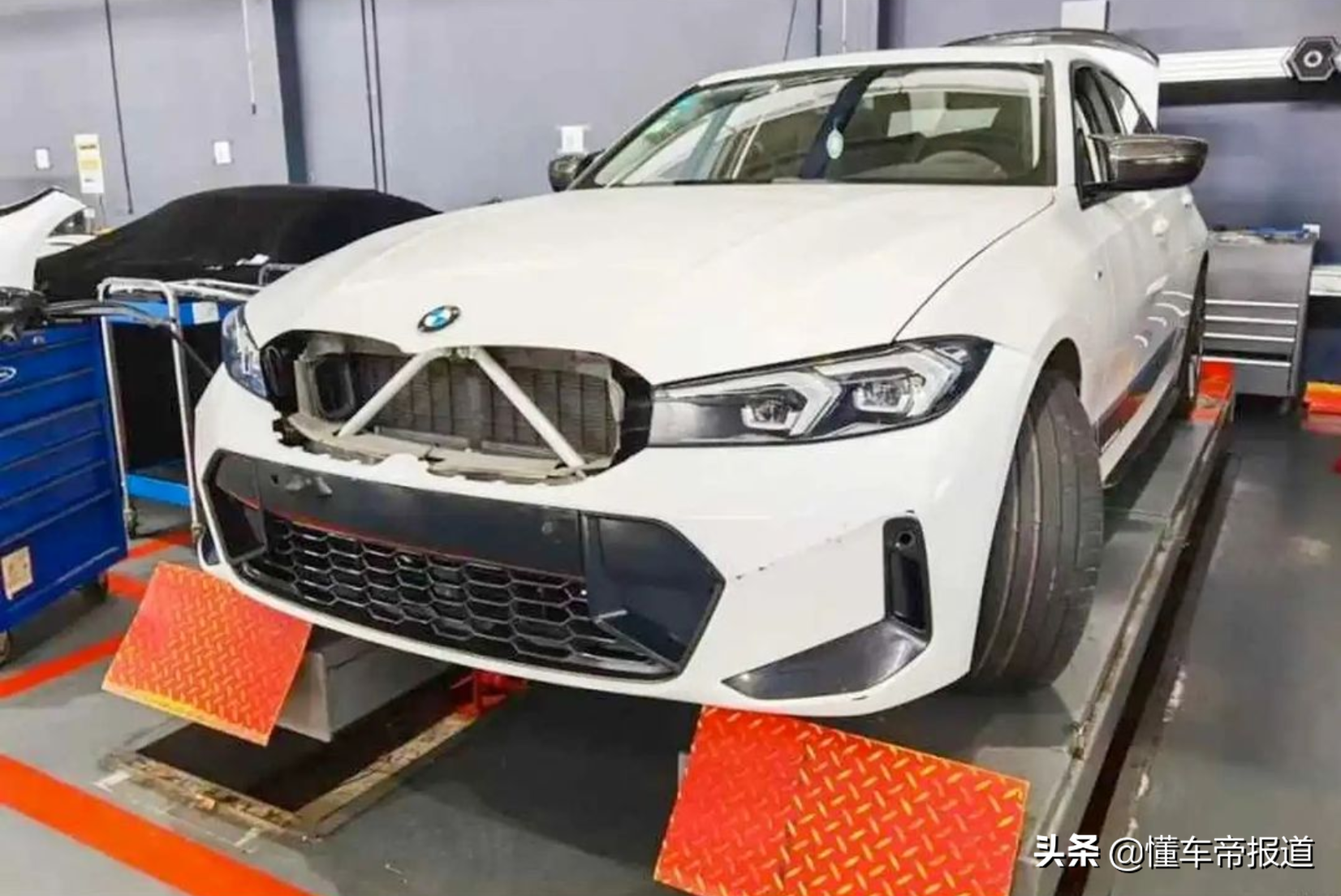 新车 | 换装“双联屏”，竞争奔驰C级！宝马新款3系最新谍照曝光