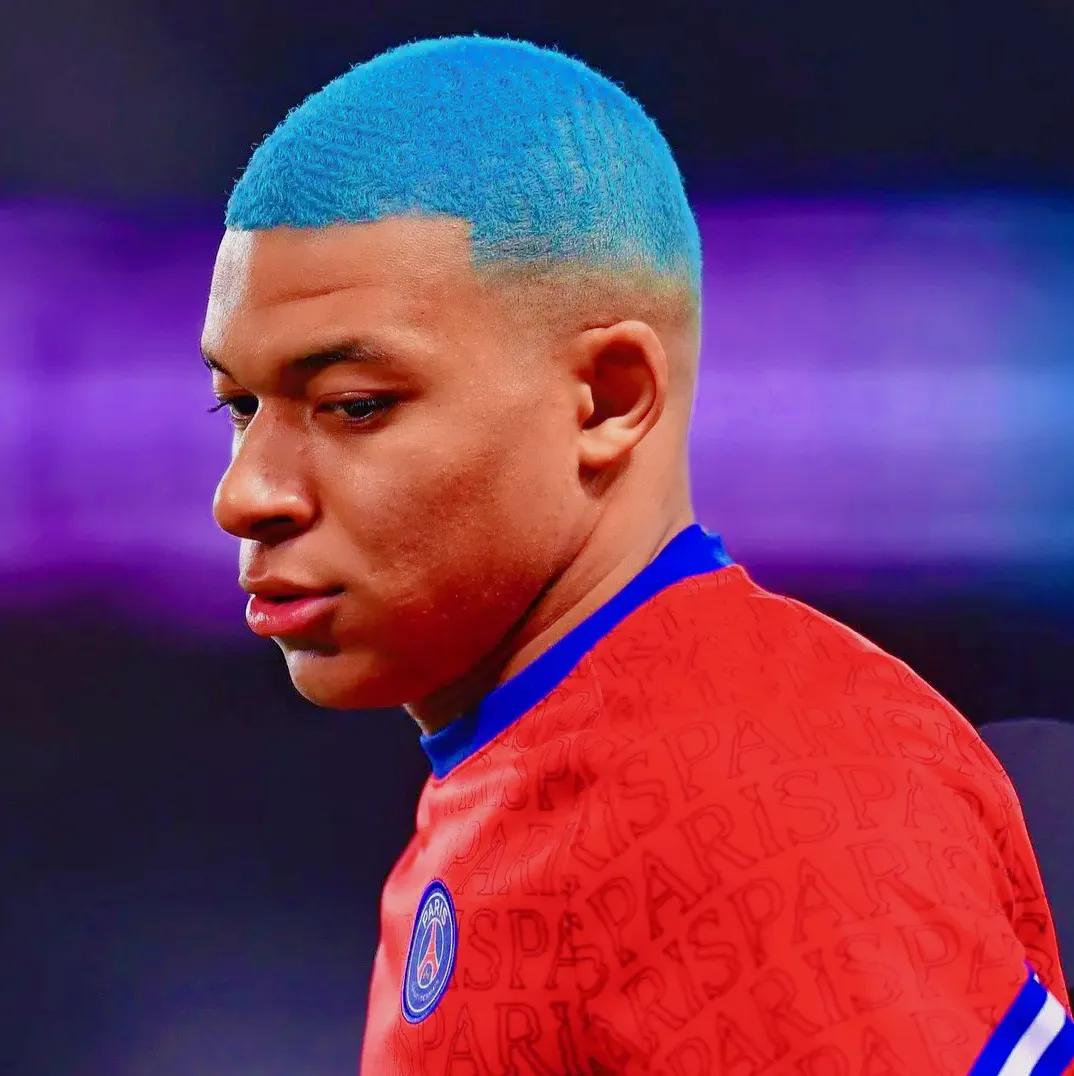 姆巴佩染头(姆巴佩新发型亮相巴黎!球迷口号:蓝色姆皇,无限猖狂!