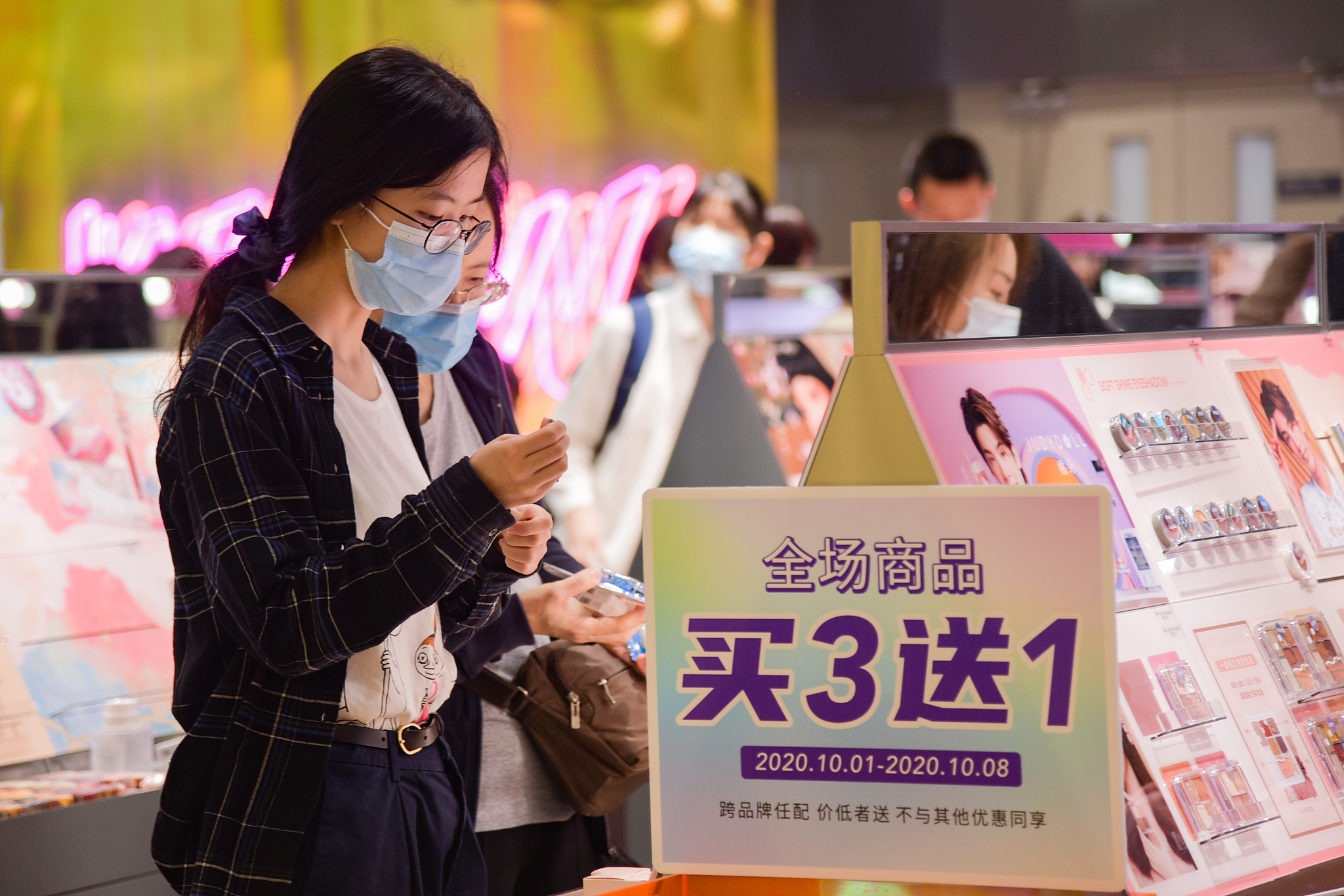 海蓝之谜是美国品牌，同样也有平价款在屈臣氏售卖。（虽然平价，但还是受到很多人的喜爱和关注。）