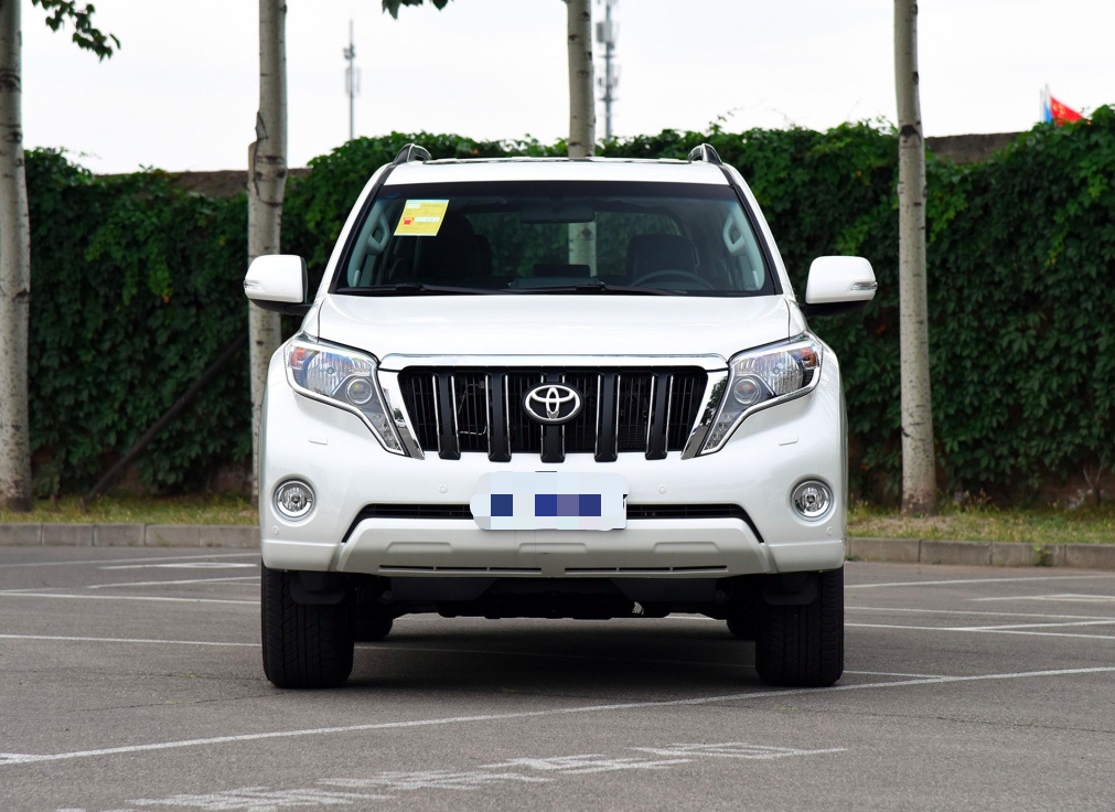 16款普拉多外观比现款更素,前脸除了一体化设计的大灯和中网加上两个