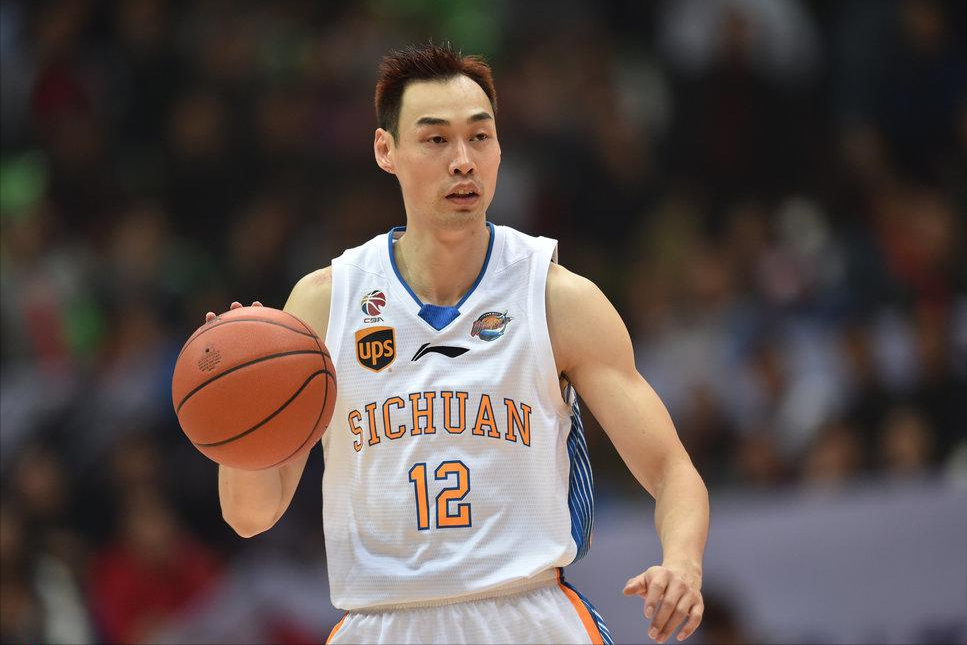 10 前四川冠军球员——孟达(身高196cm)由于篮球运动员的身高特殊