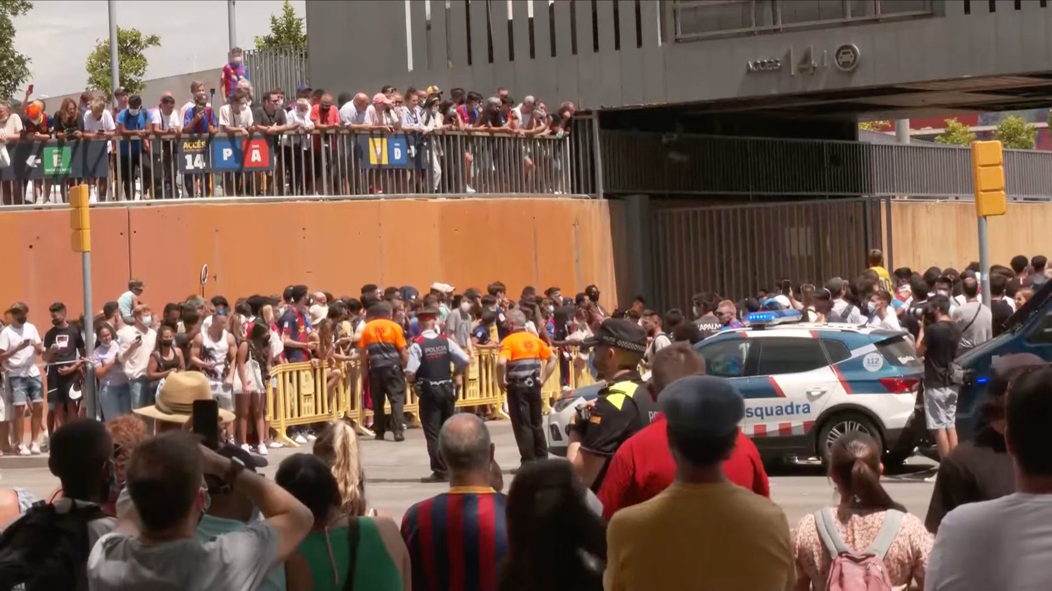 梅西泪别巴萨结束红蓝情缘（万名球迷到场送别+全球关注！梅西离别时刻到来，两度泣不成声）